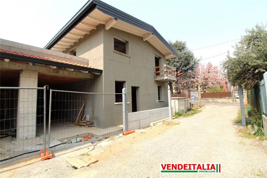 Villa in vendita a Rovellasca (CO)
