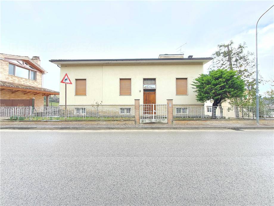 Villa/Casa independiente Montottone #Mtt001