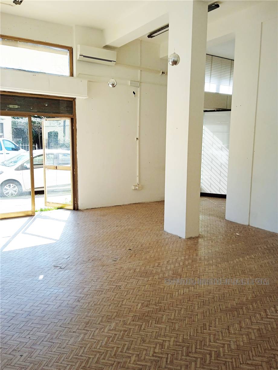 To rent Commercial property Prato Mezzana #1116 n.2